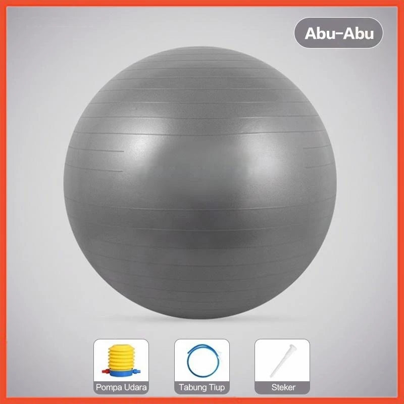 Gym ball berwarna abu-abu, dilengkapi dengan pompa udara, tabung tiup, dan steker.