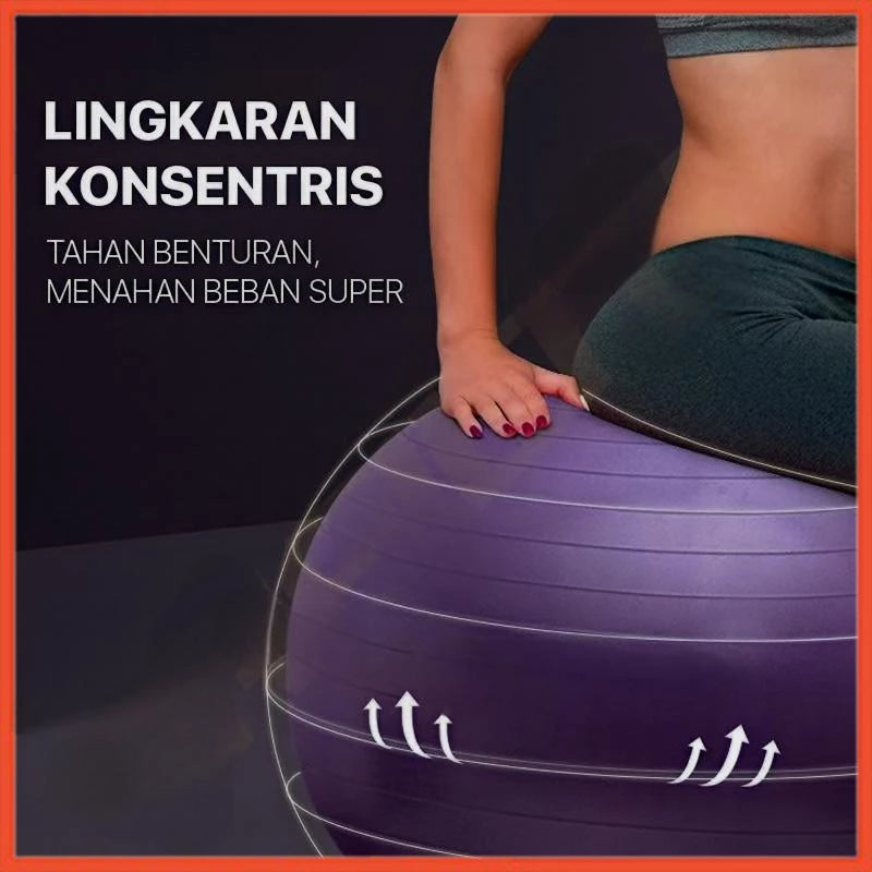 Wanita berinteraksi dengan gym ball ungu yang menampilkan desain lingkaran konsentris, menekankan fitur tahan benturan dan kapasitas beban super.