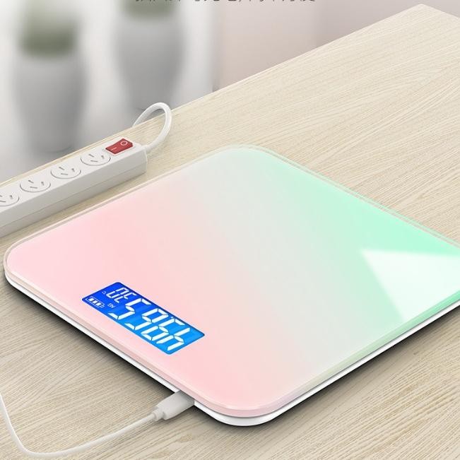 Timbangan tampak modern dengan desain minimalis dan sudut yang membulat. dengan sistem charge