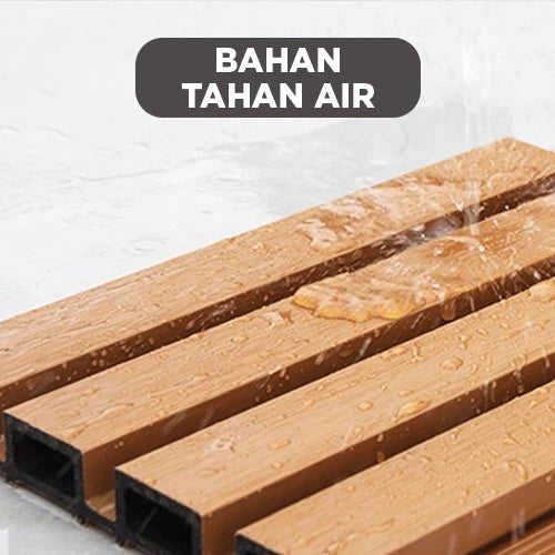Panel dinding WPC Hoptech tahan air, menampilkan air mengalir di permukaan untuk menunjukkan ketahanan terhadap kelembaban dan cuaca.