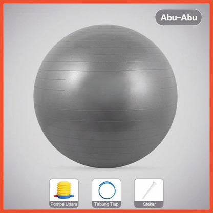 Gym ball berwarna abu-abu, dilengkapi dengan pompa udara, tabung tiup, dan steker.