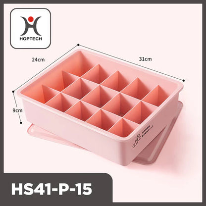 Tampilan tiga perempat dari organizer laci Hoptech HS41-P-15 berwarna merah muda pastel dengan 15 kompartemen terpisah dan penutupnya di bawah. Dimensi produk terlihat jelas: panjang 31cm, lebar 24cm, dan tinggi 9cm. Logo Hoptech berwarna merah dan hitam tertera di pojok kiri atas gambar. Ikon kaus kaki dan celana dalam terlihat di sisi kotak, menunjukkan fungsinya untuk penyimpanan pakaian dalam atau kaus kaki."