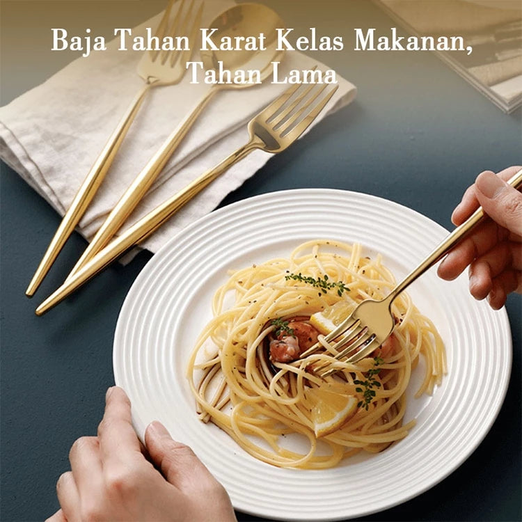 
Satu porsi pasta di piring putih bergaris-garis, dengan tangan memegang garpu emas, dan dua sendok dan satu garpu emas lainnya diletakkan di latar belakang di atas serbet, serta teks "Baja Tahan Karat Kelas Makanan, Tahan Lama" di bagian atas.