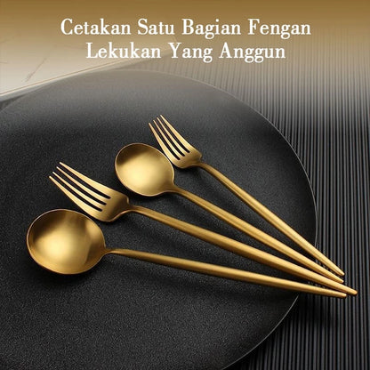 
Empat sendok dan garpu berwarna emas diletakkan di atas piring hitam matte, dengan teks "Cetakan Satu Bagian Fengan Lekukan Yang Anggun" di bagian atas.