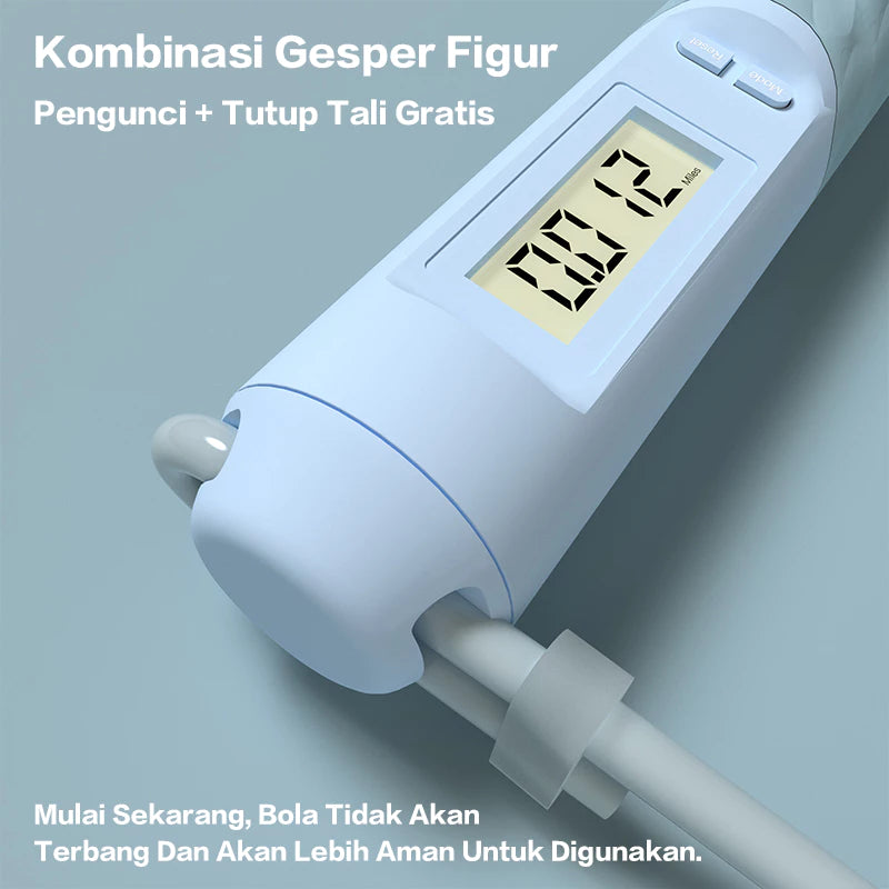  Dekat tampilan pegangan tali skipping digital dengan layar penghitung dan fitur pengunci gesper yang aman untuk bola pemberat.