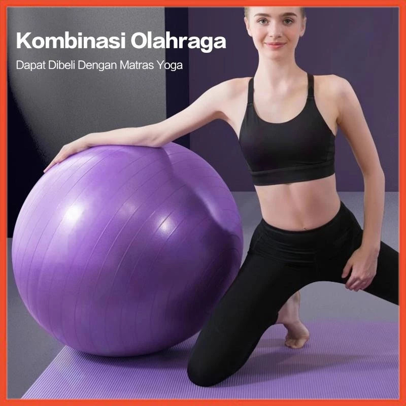 Wanita berpose dengan gym ball ungu dan matras yoga ungu, menampilkan kombinasi peralatan olahraga.