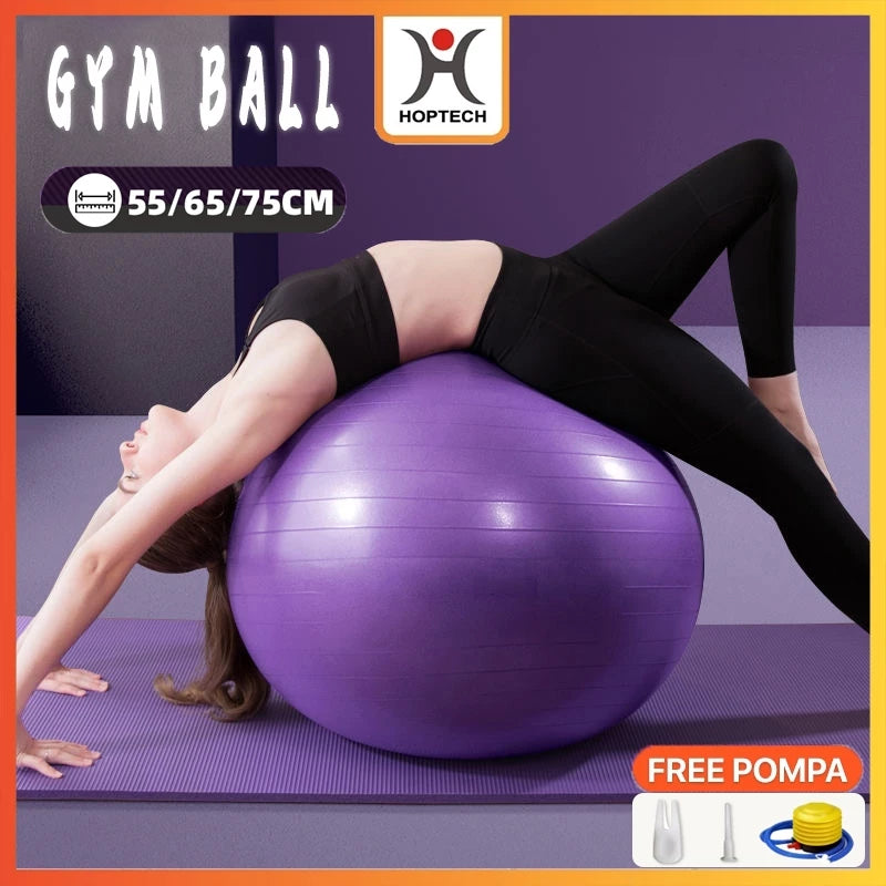  Wanita menggunakan gym ball Hoptech berwarna ungu untuk peregangan, tersedia dalam ukuran 55/65/75CM, gratis pompa.