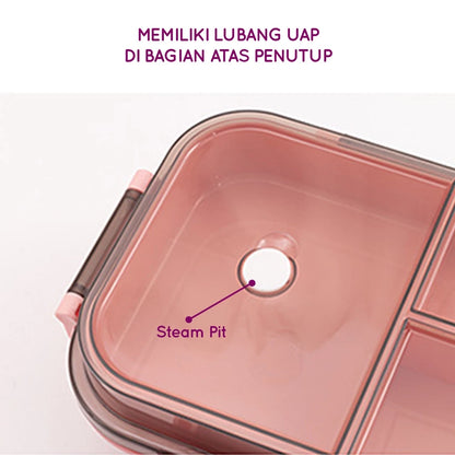 Close-up tutup kotak makan siang berwarna merah muda transparan yang menunjukkan lubang uap putih melingkar di tengah, dengan sekat internal terlihat dan klip pengunci berwarna merah muda di sisi, menyoroti fitur lubang uap untuk ventilasi.
