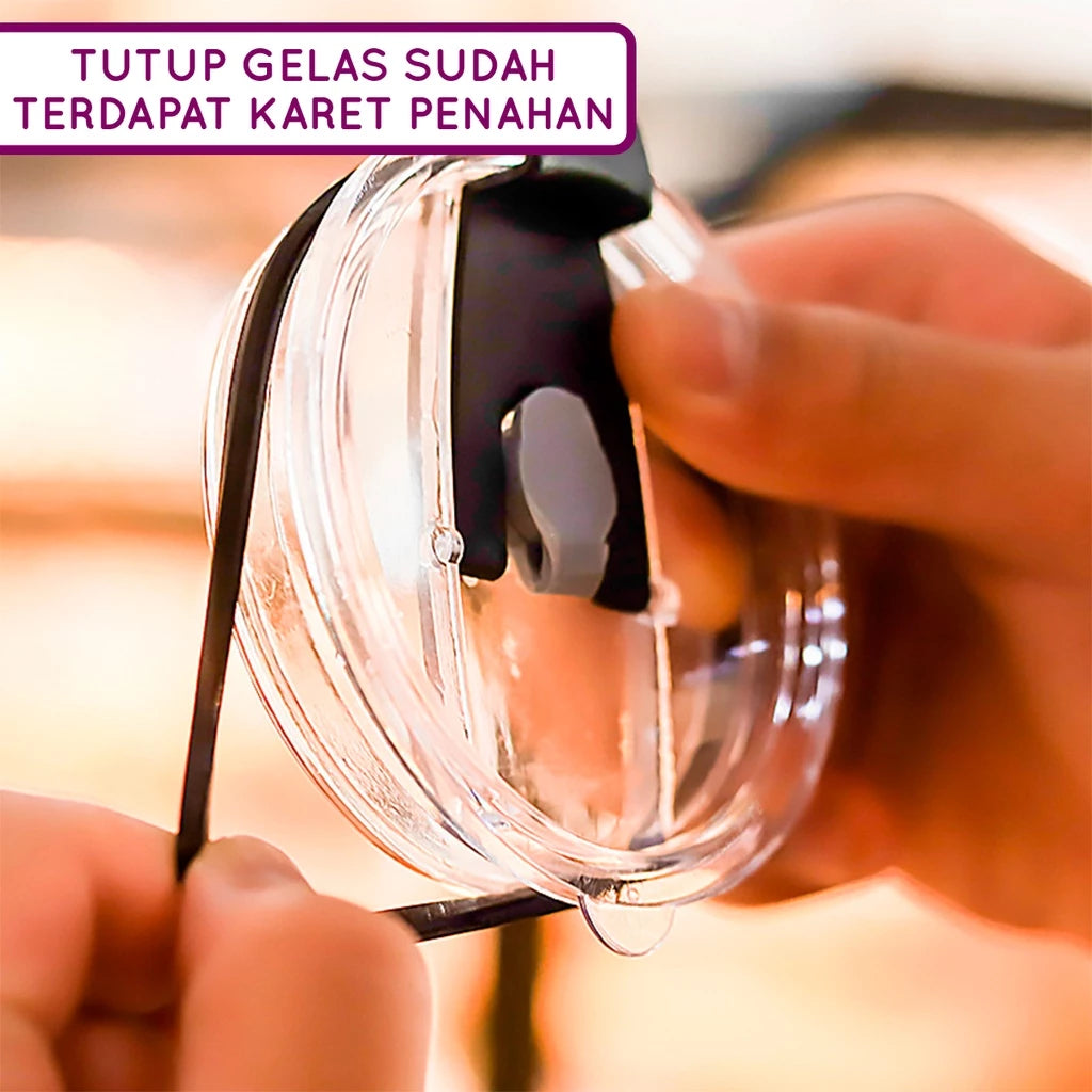 Close-up tangan yang menunjukkan bagian dalam tutup gelas tumbler transparan dengan gasket karet hitam anti-bocor di sekeliling tepinya dan mekanisme buka-tutup untuk sedotan, menyoroti fitur karet penahan.