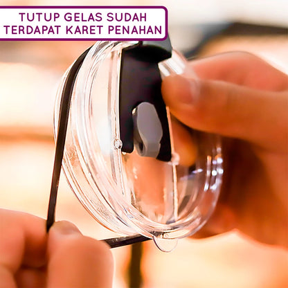 Close-up tangan yang menunjukkan bagian dalam tutup gelas tumbler transparan dengan gasket karet hitam anti-bocor di sekeliling tepinya dan mekanisme buka-tutup untuk sedotan, menyoroti fitur karet penahan.