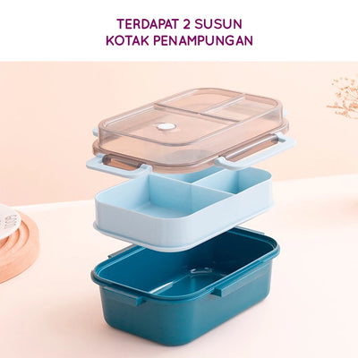 Kotak makan siang dua tingkat yang dibongkar, menunjukkan bagian bawah berwarna teal, baki tengah berwarna biru muda dengan tiga sekat, dan tutup transparan berwarna cokelat dengan klip pengunci, menampilkan fitur dua susun.

