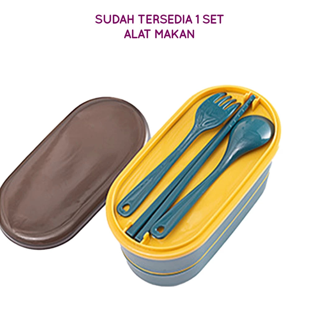 Satu set alat makan berwarna biru tua yang terdiri dari sendok, garpu, dan sumpit, diletakkan dalam wadah kuning dan biru tua yang terbuka. Di sebelahnya terdapat tutup wadah berwarna cokelat tua. Di bagian atas gambar, terdapat teks 'SUDAH TERSEDIA 1 SET ALAT MAKAN'.