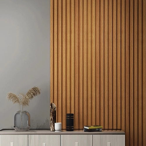 Wallpaper motif kayu vertikal cokelat untuk dekorasi dinding interior, cocok untuk aksen dinding ruang tamu atau kamar tidur. Desain panel kayu modern