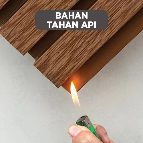 Panel dinding WPC Hoptech tahan api, diuji dengan api untuk menunjukkan ketahanan terhadap pembakaran, ideal untuk keamanan interior rumah.