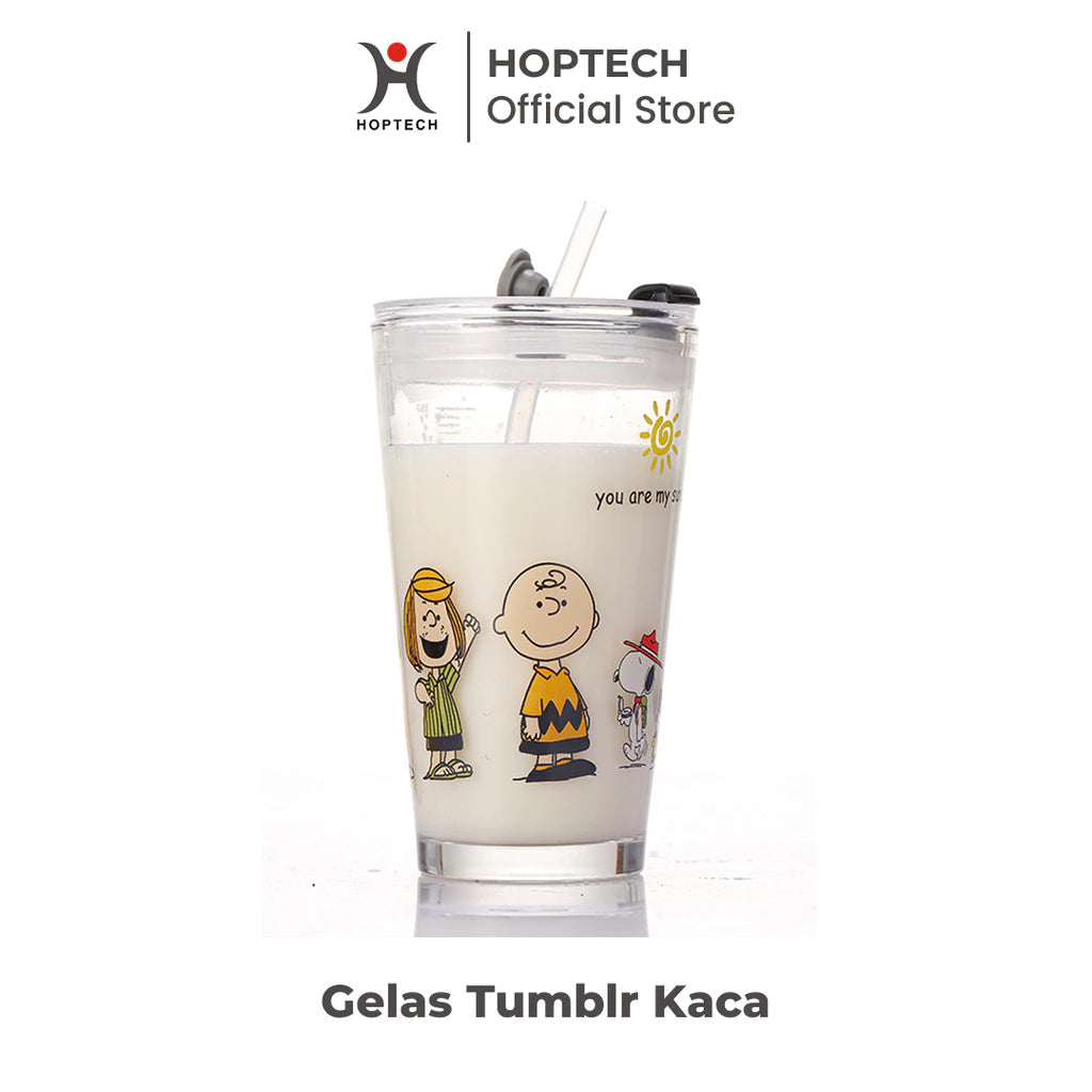 Alt Text: Gelas tumbler kaca transparan berlogo "HOPTECH Official Store" dengan sedotan, tutup hitam, dan berisi cairan putih. Gelas dihiasi gambar karakter Snoopy dan Charlie Brown, dengan tulisan "you are my sunshine" dan ilustrasi matahari.